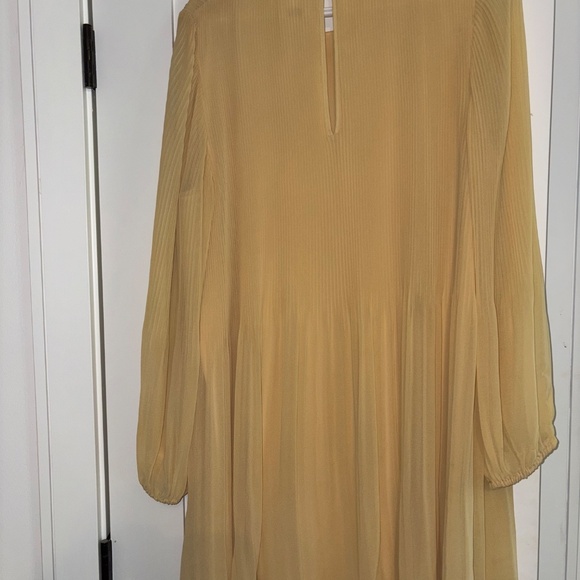Light yellow flowy dress aritzia - Picture 6 of 6